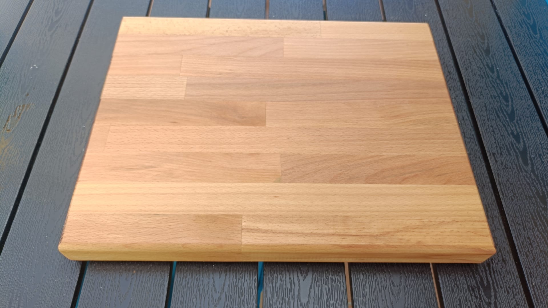Tagliere senza manico con linee dritte su un tavolo scuro